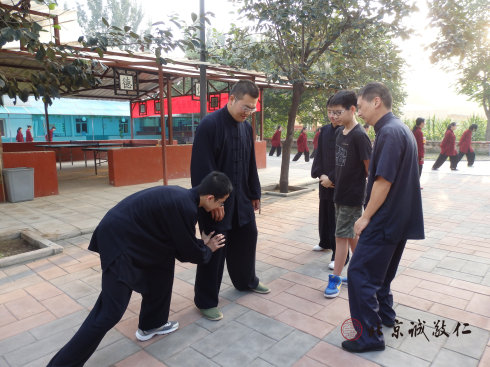 太極拳課程，學員體會站樁的動作要領