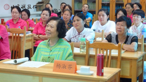 家長學員在楊老師專題講座課堂上認真聽講