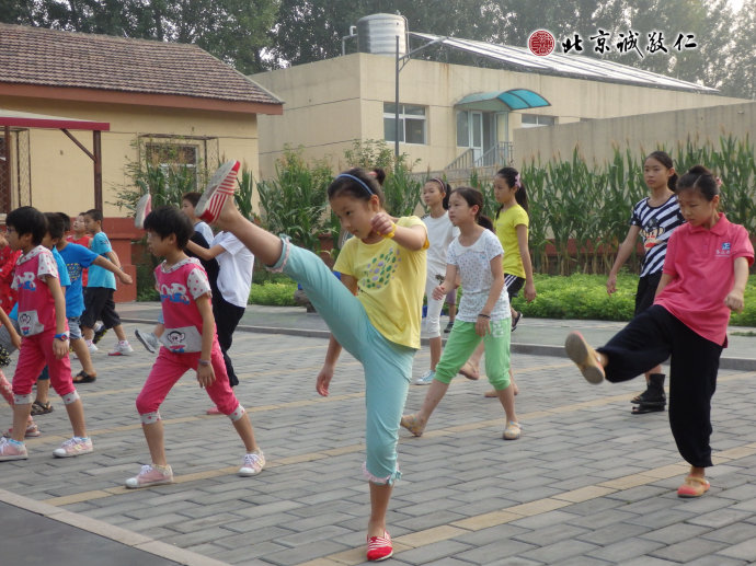 
晨練時分，看我踢得多高！