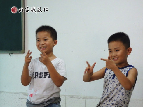 課程開始前，互動(dòng)游戲使孩子們?cè)诳鞓分袑W(xué)習(xí)