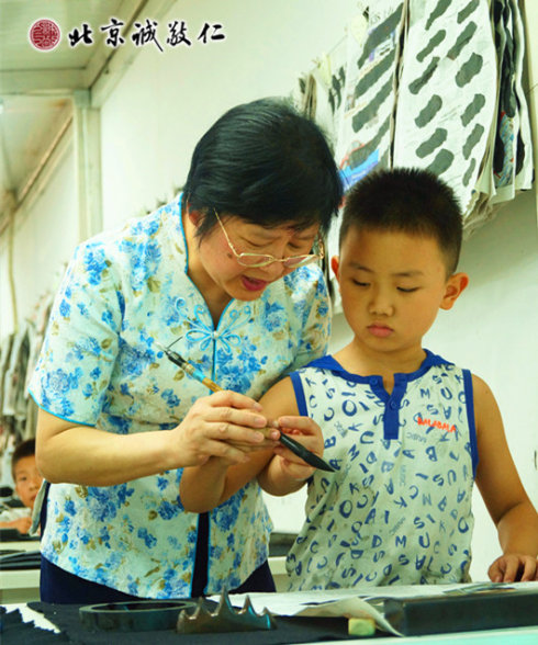 楊老師指導(dǎo)小學(xué)員握筆方法