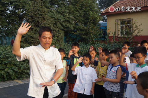 晨起習(xí)練太極拳，身心健康壽延年