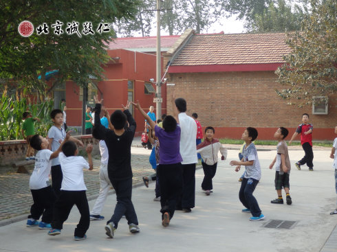 快樂的課間活動---丟沙包