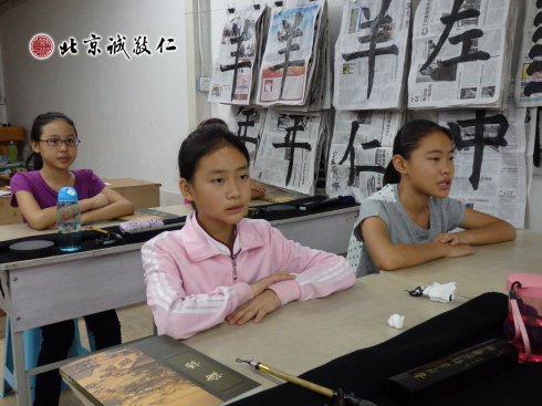 小學(xué)員認(rèn)真誦讀《晨起自勉文》