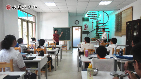 楊老師在篆刻班為學員授課