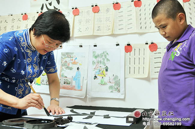 楊老師在小班給孩子示范