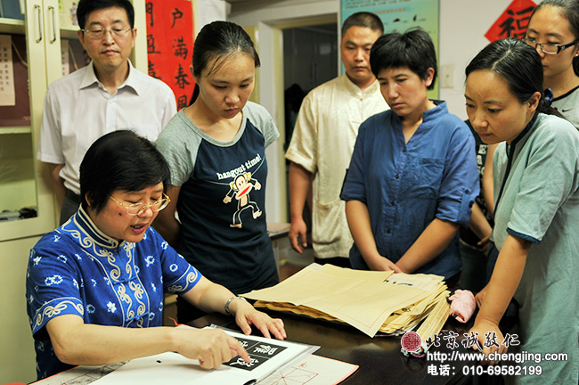 楊老師給大家講解臨摹心經小字時應注意的事宜