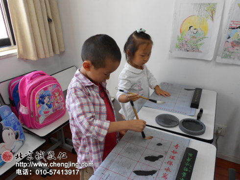 描紅作業(yè)完成以后我們開始了書法的練習(xí)，先是水寫帛過關(guān)。