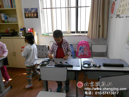 書寫的準(zhǔn)備工作——文房四寶的擺放，是由我們自己的小手按次第鋪放好的