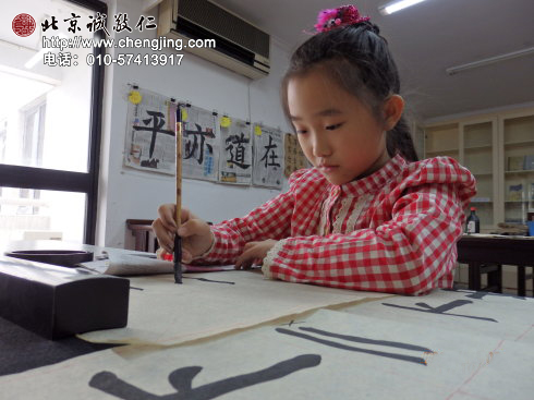 握筆的嫻熟姿勢(shì)，讓我們好生贊嘆，