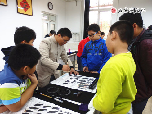 配圖：書法老師指導學員