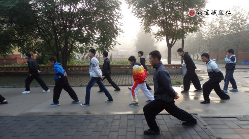 配圖：晨光中，學員太極拳的身影和諧安詳