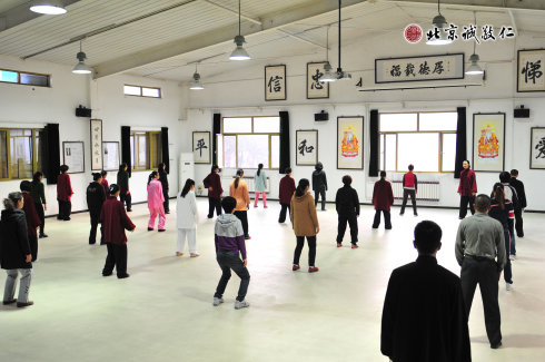 配圖：太極館內，學員練習太極拳基本功「無極樁」