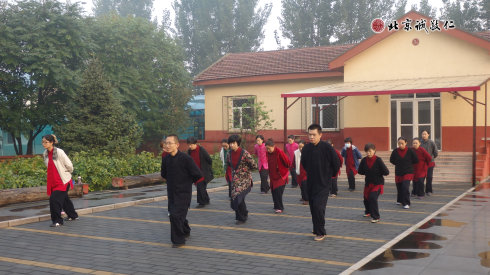 配圖：師資班的學員們晨練太極拳