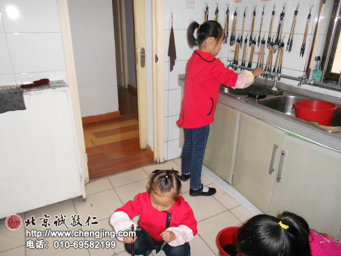 一堂課很快又要結束，現在是我們洗筆、洗硯臺時間