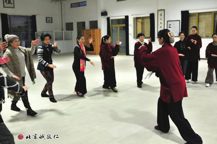 配圖：習練太極拳定勢「摟膝拗步」