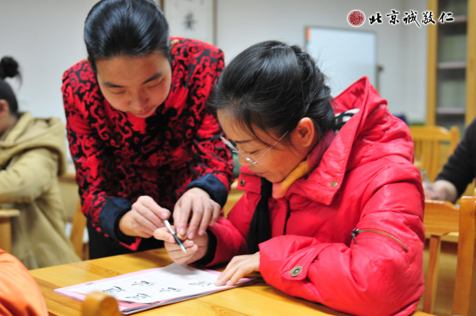 配圖：正確的握筆姿勢是成就一手好字的基礎