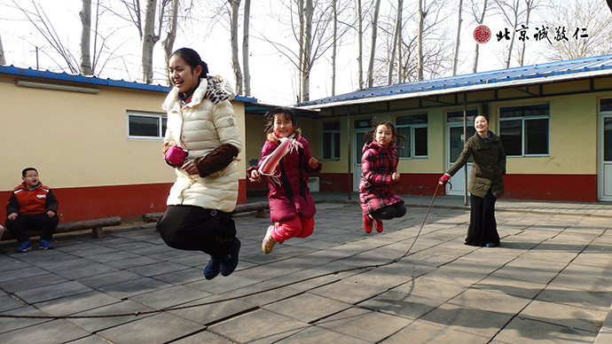 歡樂的課間活動，師生共度美好時光。