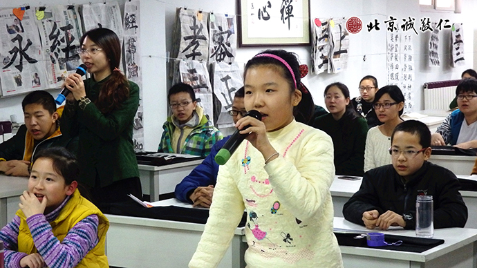 吟誦課程，學員唱誦經典內容。