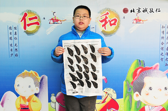 小學員展示永字八法習作「右側點」