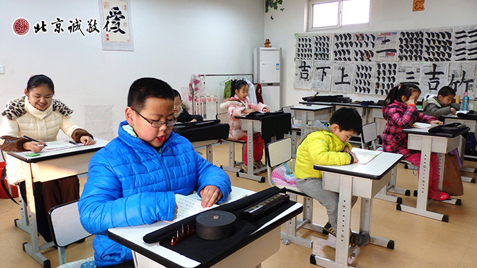 經典誦讀課程--《常禮舉要》，學習日常行住坐臥的規范；從小培養端正行為，奠定做人根基。