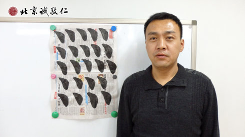 來自內(nèi)蒙古的父親陪著孩子一起來學(xué)習(xí)書法