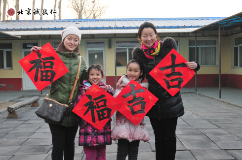 小學(xué)員和母親分享收獲的喜悅