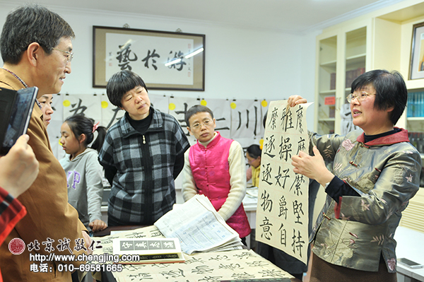 長者謙遜的聽受楊老師對其習作的指正。