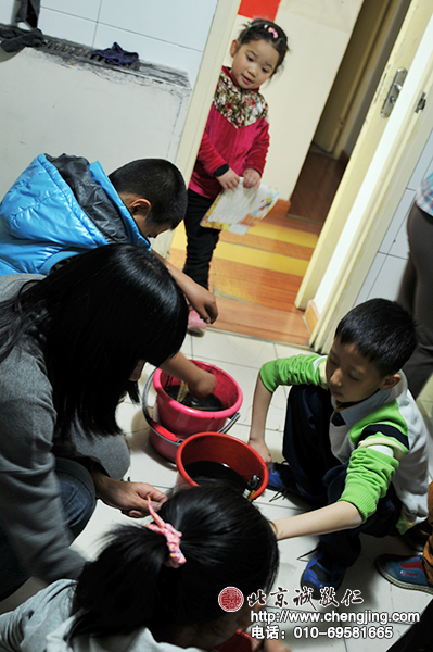 臨近下課，學員們紛紛有序的將毛筆逐桶清洗。