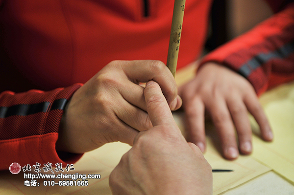 在楊老師的指正下，終于發現寫出來的字體好壞與握筆存在很大關系。