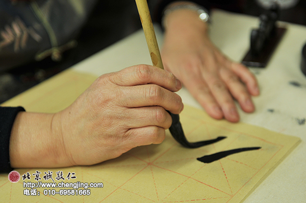 楊老師親自演示：原來在放松下的握筆，四根手指是自然密閉的，那么字也會寫的更為舒展自然。