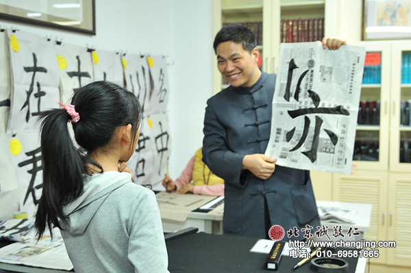 鄭老師欣喜的收獲小學員的習作成果，并予以指導。