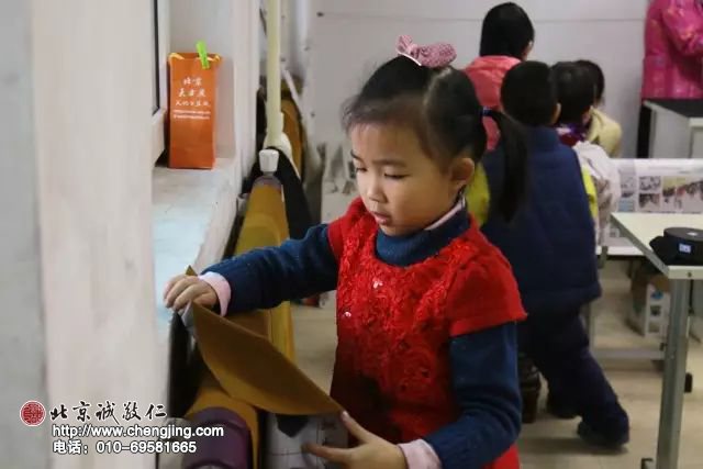 坦然自若，未來的書法家已經有幾分像了。