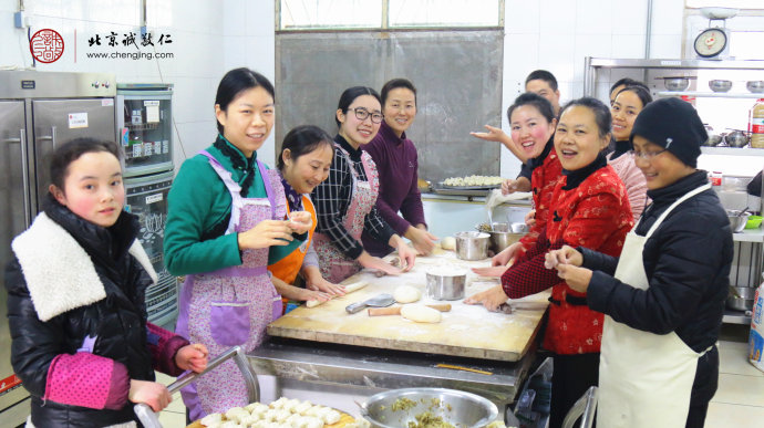 除夕必不可少的包餃子，廚房成了歡樂的海洋