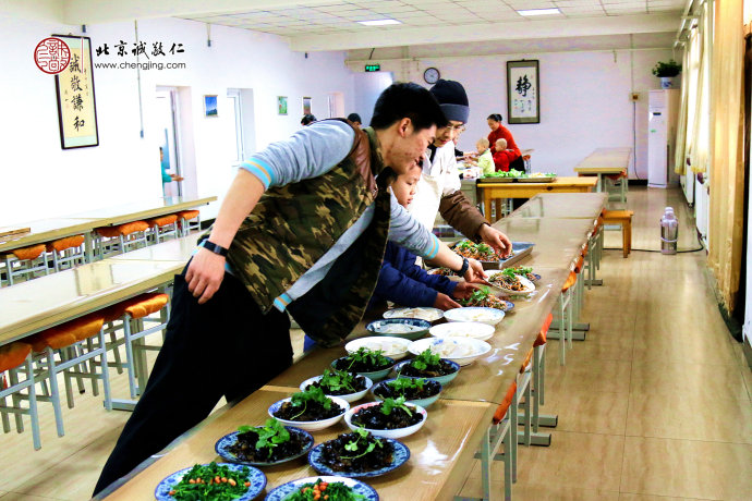 小學(xué)員們?cè)诶蠋煹闹笇?dǎo)下，認(rèn)真地學(xué)習(xí)包餃子