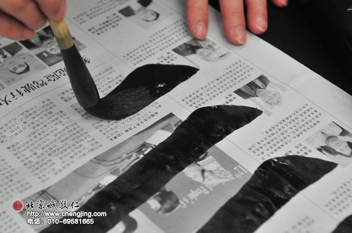 學員在練習撇。手臂需要放松，非常順暢地緩緩漸收。