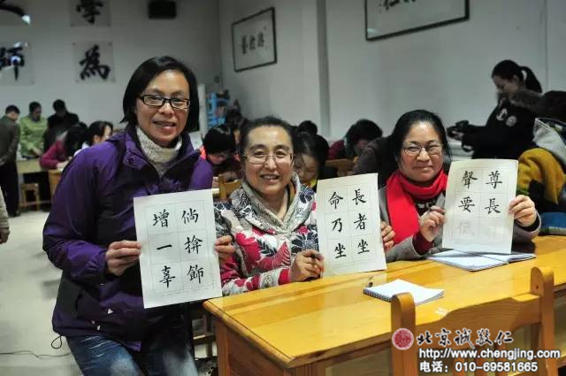 賈同學(xué)，20歲，來自山西，學(xué)員展示定心描紅作品