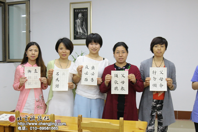 賈同學，20歲，來自山西，學員展示定心描紅作品