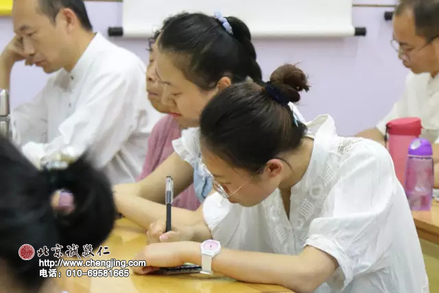 學員展示定心描紅作品
