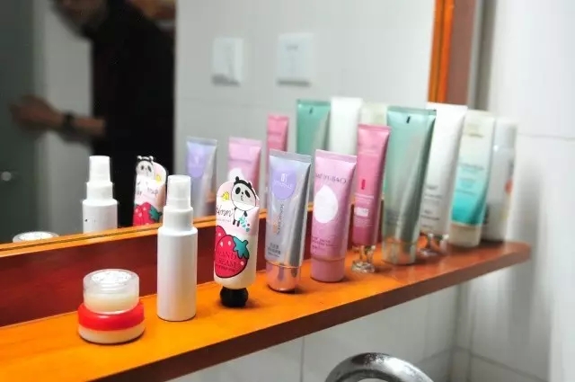 洗漱臺也透著和諧有序的氣息