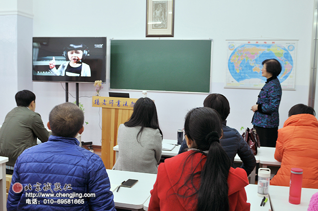 課間不忘放松一下，看看三歲萌娃童音演唱