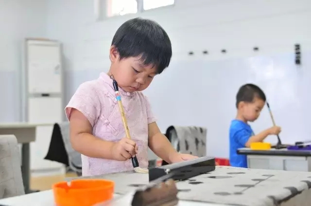 少兒班的小朋友（4歲）在練習無墨書法 好認真賣力哦 