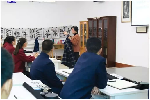 現(xiàn)場演示如何幫助老人穿外衣 