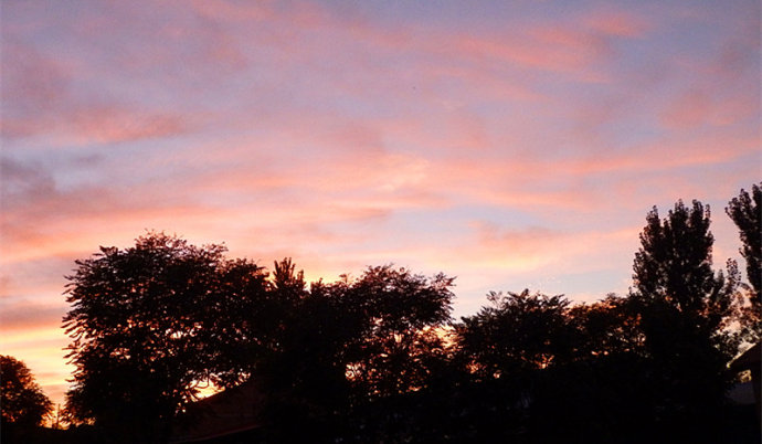 淡妝濃抹總相宜，霓霞飛處落晚晴。