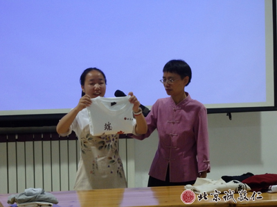 生活老師指導學員內務整理課程---衣服的整理方法