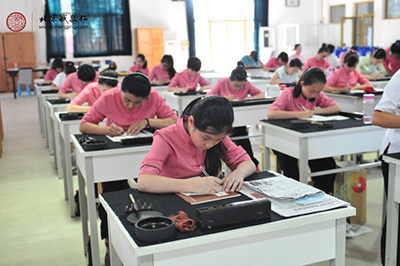 書法二班，整潔明亮的教室，朗朗讀書聲；學員共度美好學習時光。