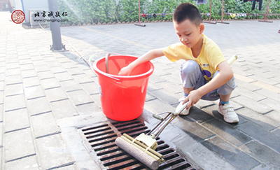 習勞知感恩，小學員打掃寢室衛生。