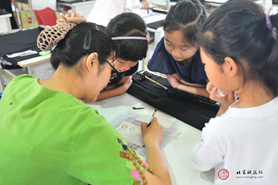 指導老師示范硬筆國畫創作 