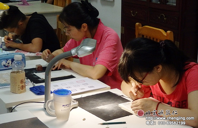 篆刻班新學(xué)員進(jìn)行基本刀法的學(xué)習(xí)。
