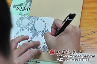 專注于硬筆國畫的一筆一畫中，學習興趣和自信就這樣被燃起